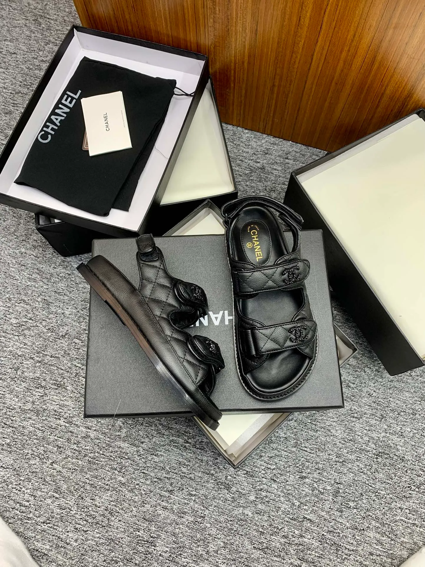 👟👟Ex-factory price 480👟👟 👑Crown👑Top purchasing version✈️ CHANEL Xiaoxiang 2022 spring and summer latest season double C Velcro casual sandals! Summer beach sandals 🏖️! A sandal that is super comfortable on your feet! A must-have classic! ✊Adhere to the original 1:1 mold customization! Feel free to compare! Give you a genuine foot feel! The first choice for high-end customers to purchase ❤️ [Material] 👑 Fabric: Original customized pebbled cowhide/satin buckle 👑 Lining: Original imported water-dyed sheepskin 👑 Outsole: Original open-molded genuine leather outsole [Number of yards] 35-41 (⚠️34/41 needs to be customized, non-refundable and non-exchangeable) [Packaging] 🎁Configured with original packaging